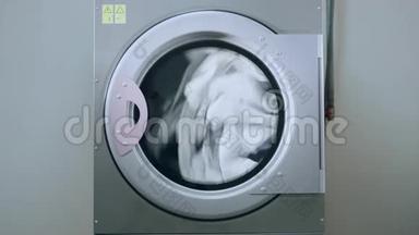 工业洗衣机洗衣服.. 洗衣机工作的特写